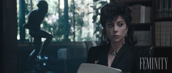 Hranie Lady Gaga, na začiatku v roli plachej manželky a neskôr prefíkanej exmanželky je skutočne pôsobivé. 