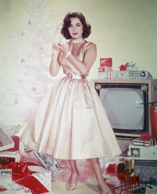 Slávnu a krásnu herečku, Elizabeth Taylor, fotoaparát zaznamenal v 50-tych rokoch aj v takejto póze a vianočnej nálade. 