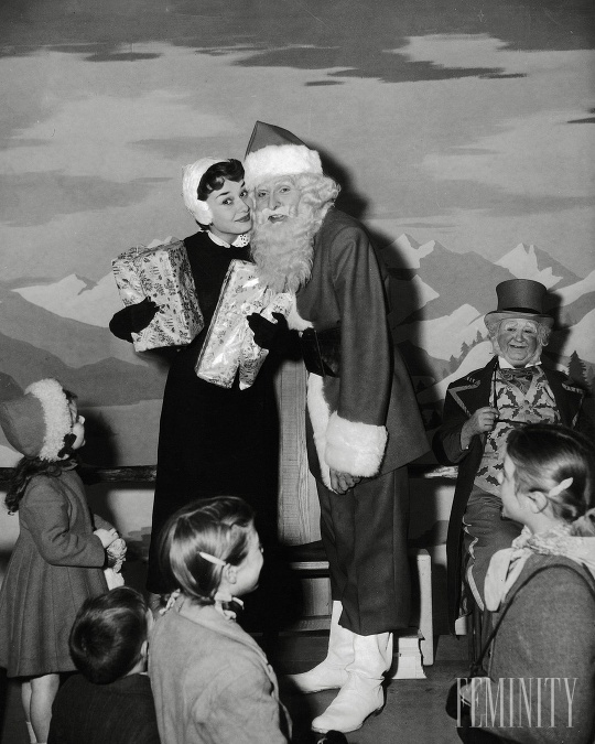 Audrey Hepburn sa neváhala zvečniť s vianočnými darčekmi na rukách po boku Santa Clausa. 