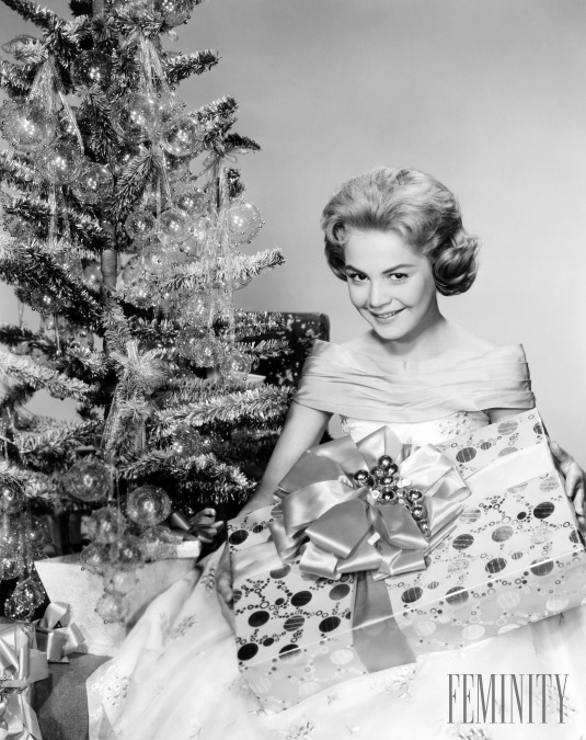 Americká modelka a neskôr herečka, Sandra Dee, si našla v roku 1959 pod stromčekom tiež množstvo darčekov. 