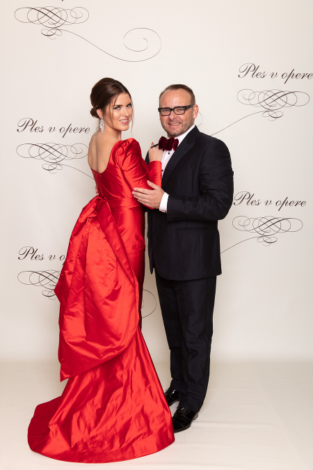 Bývalá moderátorka Fashion TV Jana Mutňanská oslnila v ohnivej červenej róbe od Lukáša Kimličku so snúbencom Jozefom Dolinským