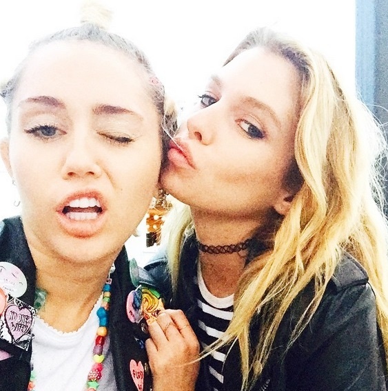 Miley Cyrus sa dostáva z rozchodu v náručí modelky