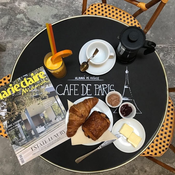 Café de Paris dýcha tou správnou atmosférou