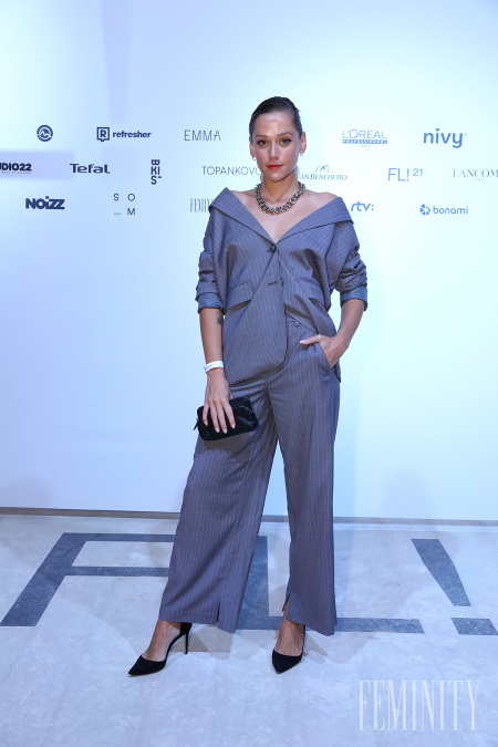 Speváčka Emma Drobná obliekla na posledný deň Fashion LIVE! sivý nohavicový kostým, ktorý doplnila klasickými lodičkami a výrazným náhrdelníkom