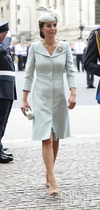 Ako členky kráľovskej rodiny sme mohli Kate vidieť v mnohých outfitoch rôznych farieb