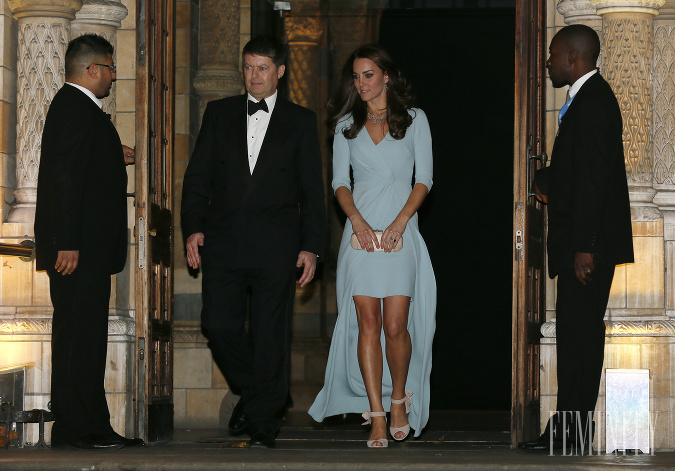Kate Middleton a jej odhalené, krásne nohy v čase, keď jej tvár bola poznačená nevoľnosťami