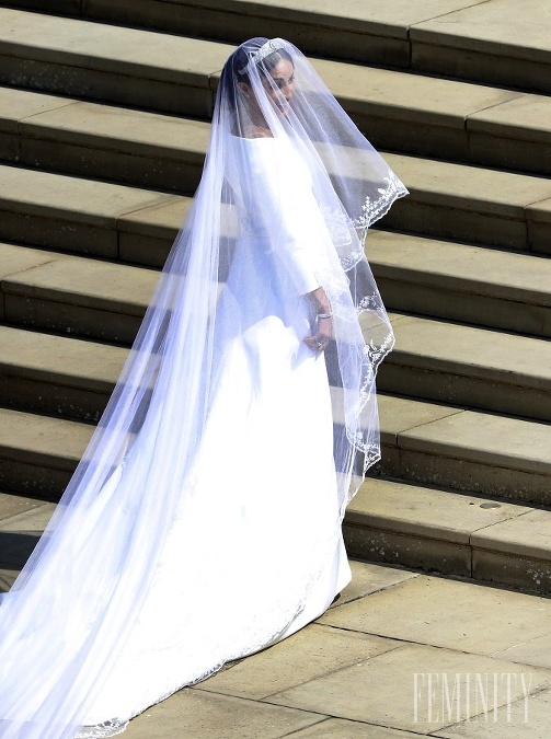 Pri pohľade na hodvábne svadobné šaty s modernými rukávmi a lodičkovým výstrihom, boli tým správnym výberom pre vojvodkyňu Meghan