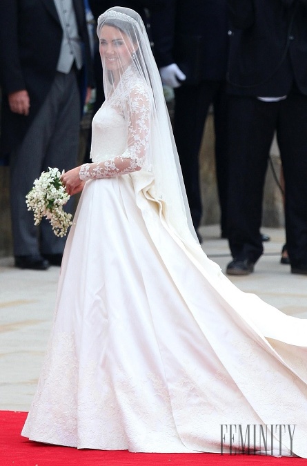 Kate prekvapila keď sa poprvýkrát verejnosti v plnej kráse vo svadobných šatách ukázala ešte pred vstupom do koatedrály, kde sa konala jej svadba