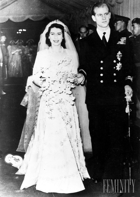 Svadobné šaty kráľovnej Alžbety II. boli navrhnuté vtedajším dvorným dámskym kráľovským krajčírom a obľúbencom v jednom, Normanom Hartnellom