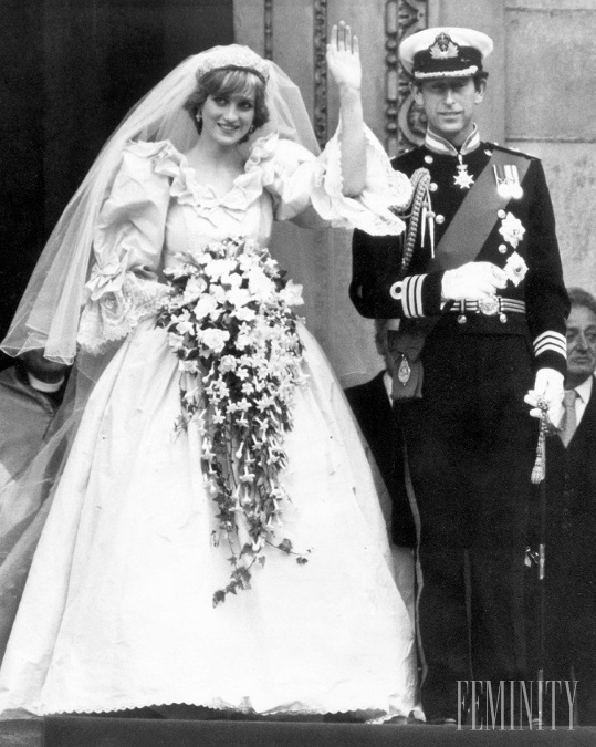Svadobné šaty princeznej Diany boli vytvorené dizajnérskym duom, manželmi Davidom a Elizabeth Emanuel, a boli veľmi prepracované