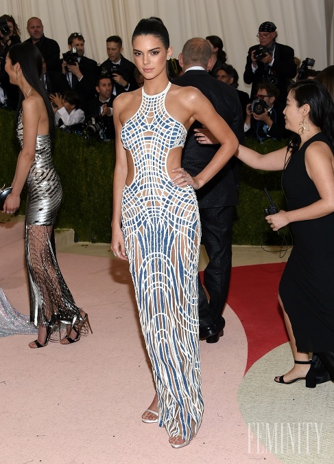 Kendall Jenner obliekla taktiež značka Versace