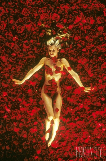 Pamätáte sa na ikonickú scénu, v ktorej si Lester predstavuje Angelu v záplave červených lupeňov ruží? Pôvodne mala vyzerať inak...