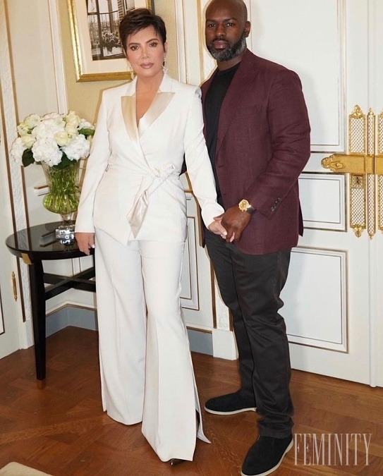 Mama Kris Jenner je momentálne zasnúbená s mladším hercom