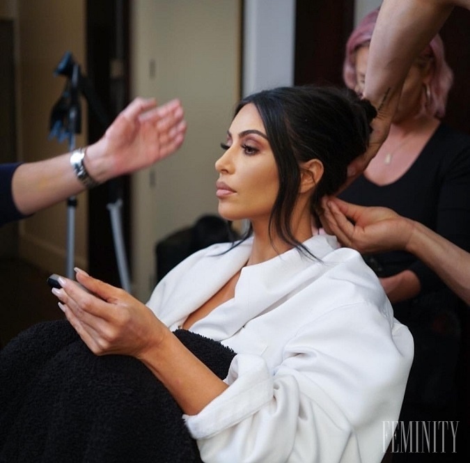 Samovi prišla neodolateľná ponuka, mail od spoločnosti Kardashian Jenner Communications s návrhom na skúšku make-upu 