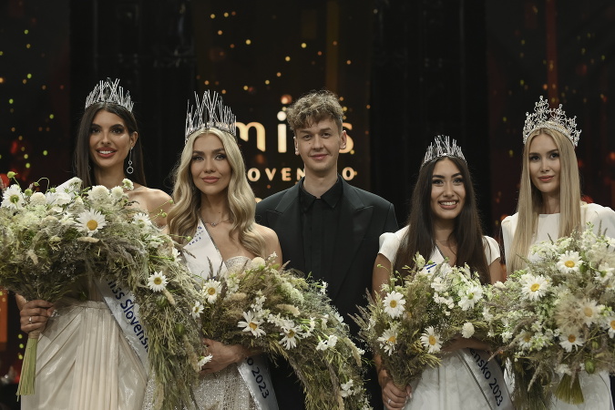 Víťazky Miss Slovensko 2023 s riaditeľom súťaže Michaelom Kováčikom