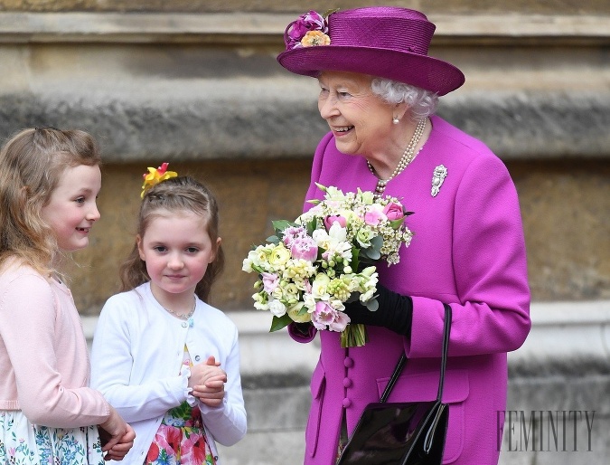 Je milým zvykom, že kráľovnú už tradične obdarujú kyticou kvetov miestne deti