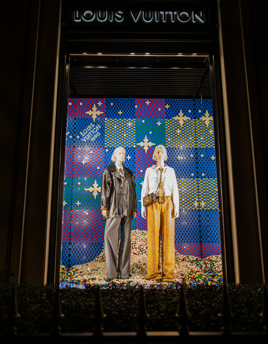 Malé umelecké diela vo vianočnom čase uchvátia návšetvníkov butiku Louis Vuitton po celom svete i okoloidúcich