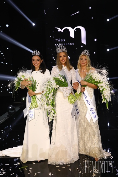Miss Slovensko 2021 ovládli tieto tri najkrajšie Slovenky: Sophia Hrivňáková (v strede), II. vicemiss Slovensko 2021 Jana Vozárová  I. vicemiss Slovensko 2021 Sylvia Šulíková 