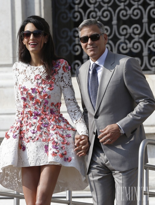 Pôvabná manželka Georga Clooneyho má módu jednoducho v malíčku