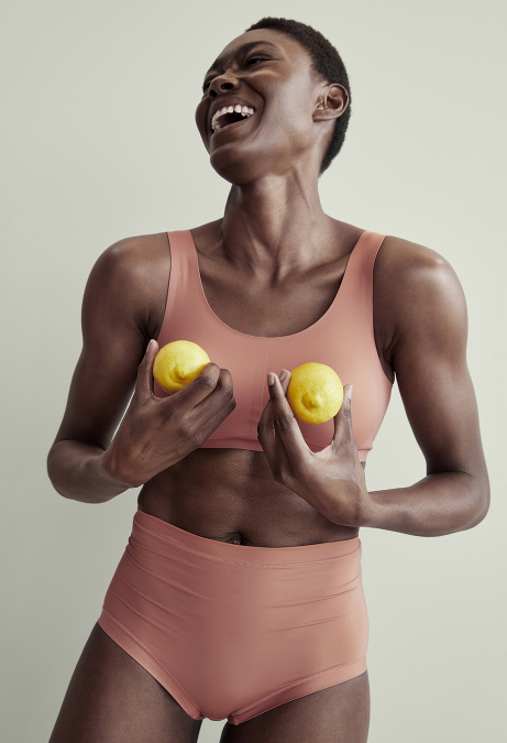 Tohtoročná jarná kampaň švédskej značky Lindex na spodnú bielizeň, hlási: Milujte svoje prsia. My ich milujeme