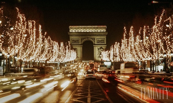 Vianočné svetlá a ozdoby sa zvyčajne objavujú v uliciach Francúzska okolo polovice novembra