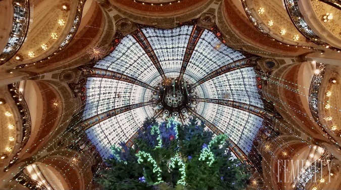 Skvelým miestom pre vianočné nákupy v Paríži sú Grands Boulevards, obchodné domy ako Galeries Lafayette, La Samaritaine alebo Printemps