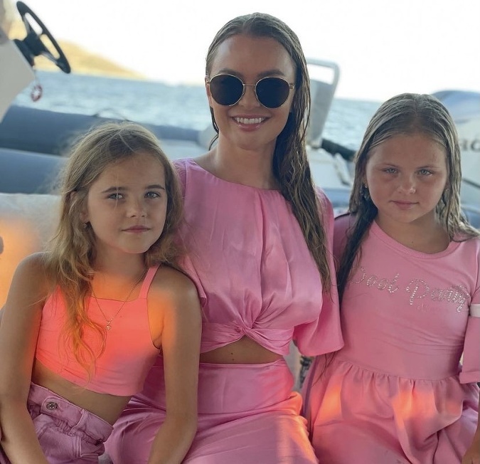 Aj nádherná Anna Amenová sa s kamarátkami a dcérkami plavila po Chorvátsku