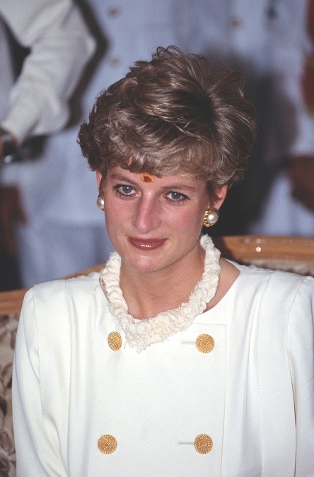 Princezná ľudu, Diana, si pri návšteve Indie v minulosti uctila jej obyvateľov povestnou červenou bokou na čele 