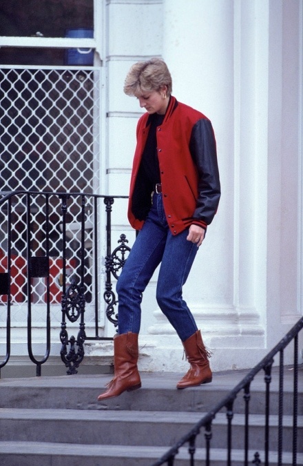 Diana obľubovala neformálne oblečenie a veľmi rada a často nosila džínsy podobne ako Meghan, ktorá si ich vzala aj na hry Incivtus v Toronte, kde bola s princom Harrym 