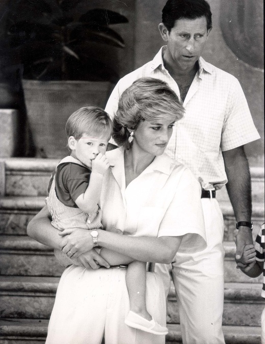 Charles a princezná Diana držiac v náručí svojho mladšieho syna Harryho