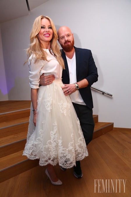 Česká modelka Simona Krainová je v opätkoch takmer o hlavu vyššia od svojho manžela a vyzerajú aj napriek tomu skvele 