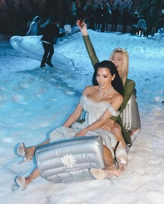 Samotná Kim si zajazdila s Paris Hilton na falošnom snehu na saniach. 