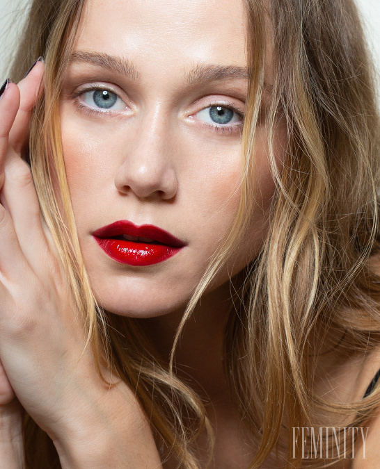 Sexy Emma Drobná dokonalým stelesnením YSL ženy: Make-up artistka vás prevedie líčením krok za krokom