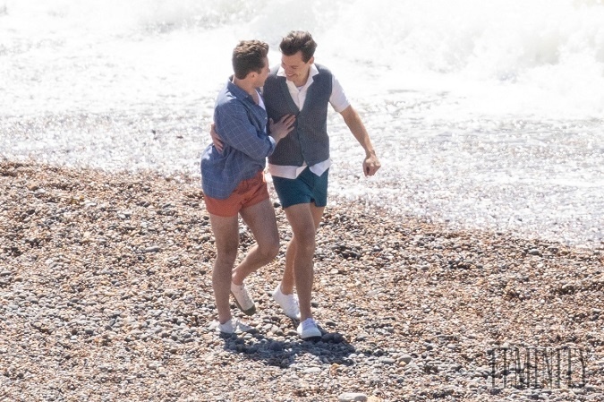 Paparazzom sa podarilo zachytiť Harryho a Davida alias Toma a Patricka ako sa objímajú na pláži vo východnom Sussexe