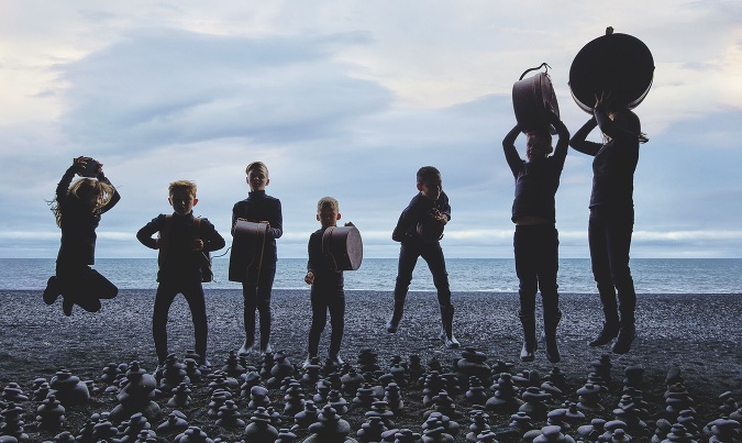 Fotografka Viviane Sassen zobrala svoj objektív na emocionálnu cestu islandskou éterickou krajinou a nafotila brandovú kampaň Louis Vuitton pre rok 2020