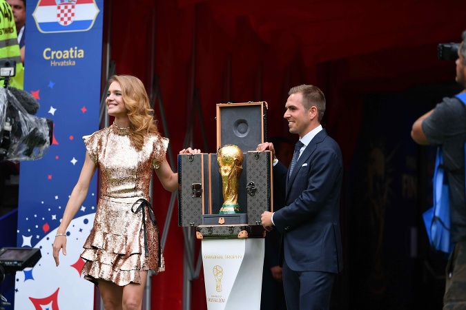 Philipp Lahm, legendárny nemecký futbalista a kapitán víťazného tímu na majstrovstvách sveta FIFA World Cup Brasil™ v roku 2014, sprevádzal túto trofej po boku Natalie Vodianové.