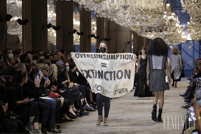 Louis Vuitton jeseň/zima 2022/2023: Návrat k romantizmu, sloboda je všetko,  bez rozkazov a prekážok - galéria, 33