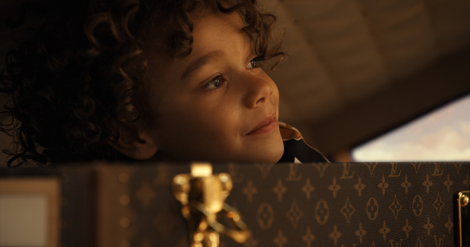 Na okúzľujúcich scénach kampane „Holiday House“ presýtených slávnostnou náladou, jasne žiaria najnovšie kúsky značky Louis Vuitton