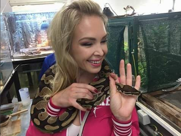 Nežná kráska sa nebojí hadov