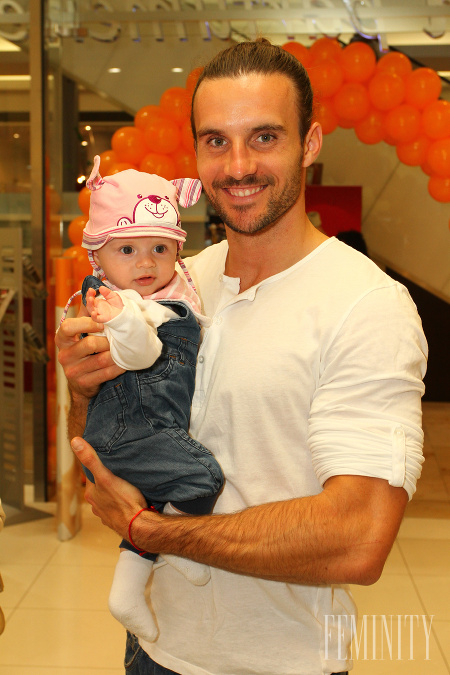 Maličká Mia s oteckom Martinom Šmahelom