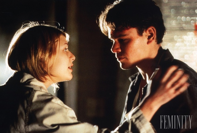 Claire Danes si zase zahrala obeť domáceho násilia Kelly Riker, s ktorou Damon nadviaže vzťah. 