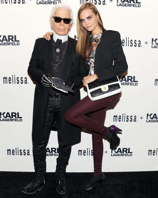 Karl Lagerfeld a modelka Cara si padli do oka v rámci spolupráce