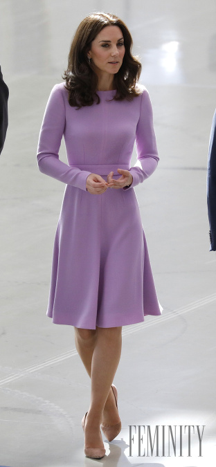 Kate si udržuje sukňu krásne na mieste pomocou kovových háčikov