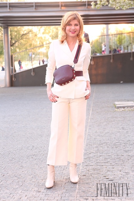 Pri pohľade na spodnú časť outfitu v podobe moderných  členkových čižmičiek v bielej farbe Soňa Mullerová dokázala, že sleduje módne trendy a vie, čo si môže dovoliť