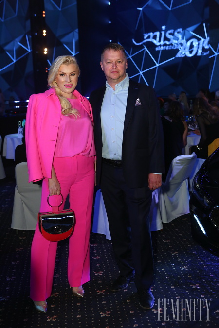Riaditeľka Fashion TV Gabriela Drobová zvolila ružový outfit (nohavice Versace, blúzka Veronika Hložníková, sako Ted Baker)