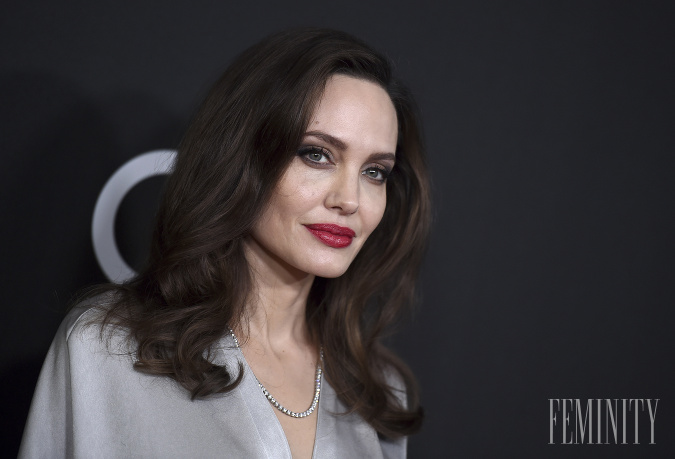 Angelina Jolie je odhodlaná pomáhať ľuďom, pracuje pre charitatívne organizácie a zlepšuje postavenie žien v spoločnosti.