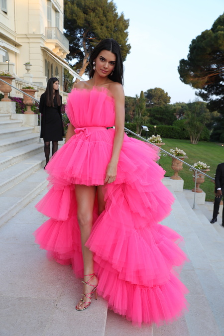 Topmodelka Kendall Jenner na gale amfAR v Cannes