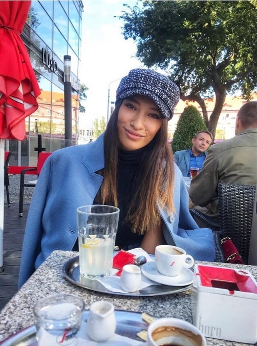 Modelka a redaktorka Dominika Ducová zvolila čierno-bielu baretku
