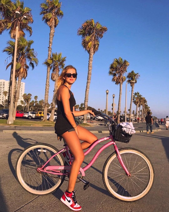 Sestra návrhárka Chiary Ferragni, influencerka Valentina Ferragni, si na jazdu po Kalifornii vybrala ružový bicykel, ktorý zosobňuje sen každého malého dievčatka