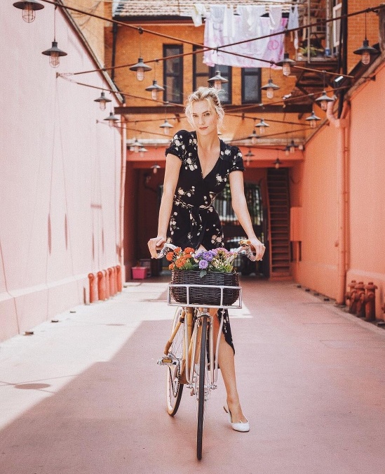 Modelka Karlie Kloss si bicykel požičala aj v ďalekom Šanghaji